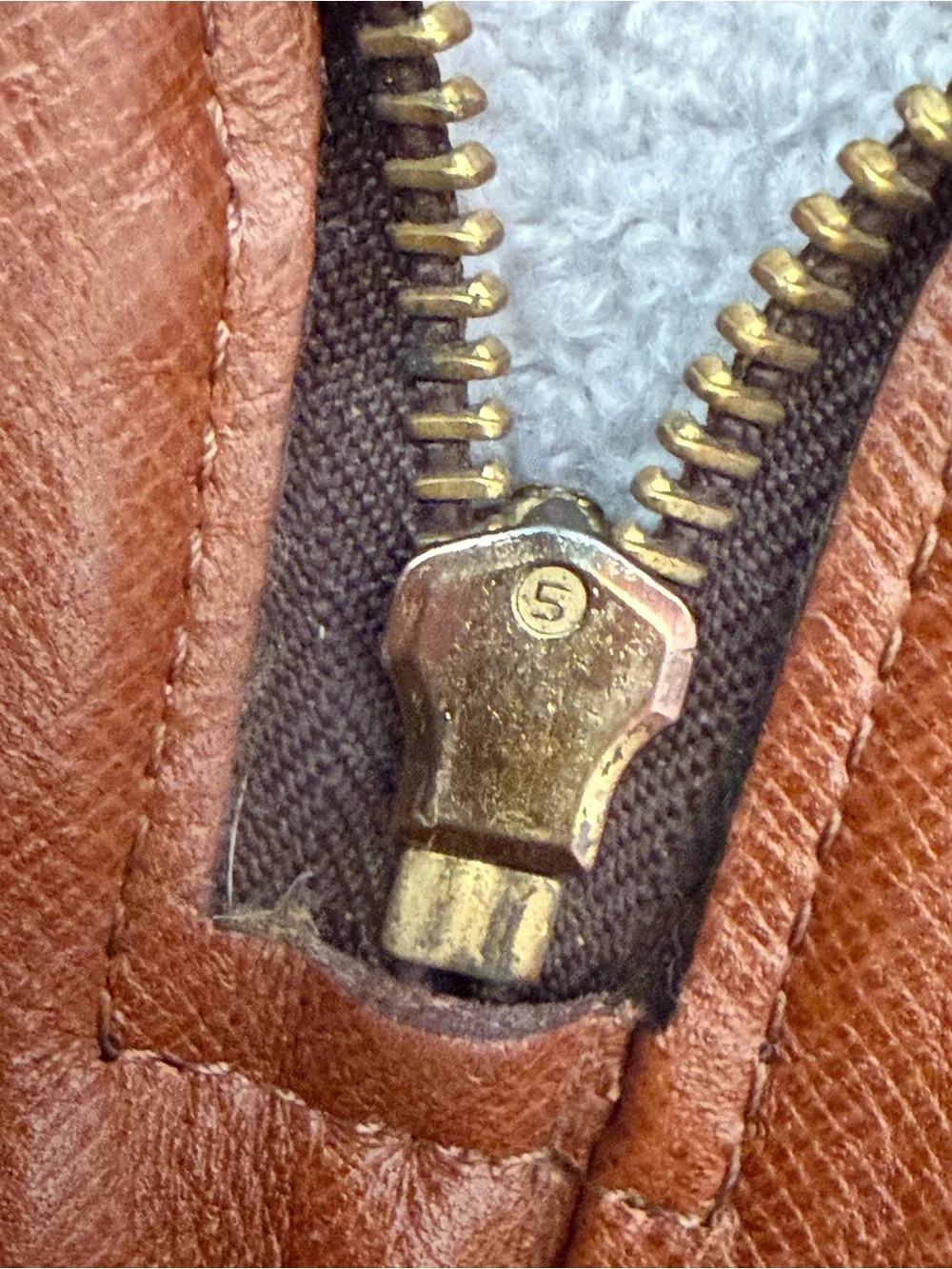 Louis Vuitton Vintage 1986 Zip Folio/tablet case. Zipper runs very smoothly.